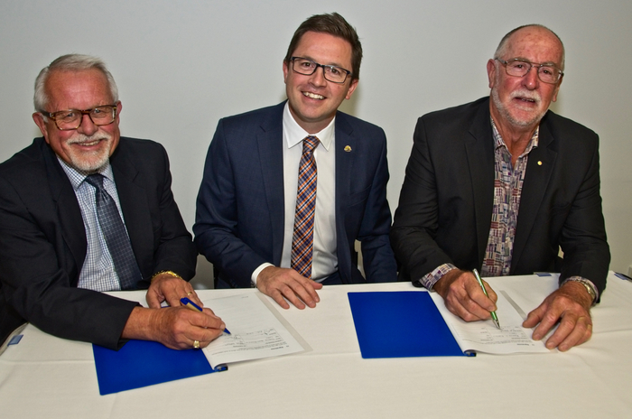 Dr Peter Veenker and Mr Terry Hubbard signing the Memorandum of Understanding